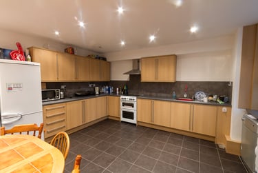 6 bed house, Royal park road, Hyde park, Leeds, LS61HW - Image 2